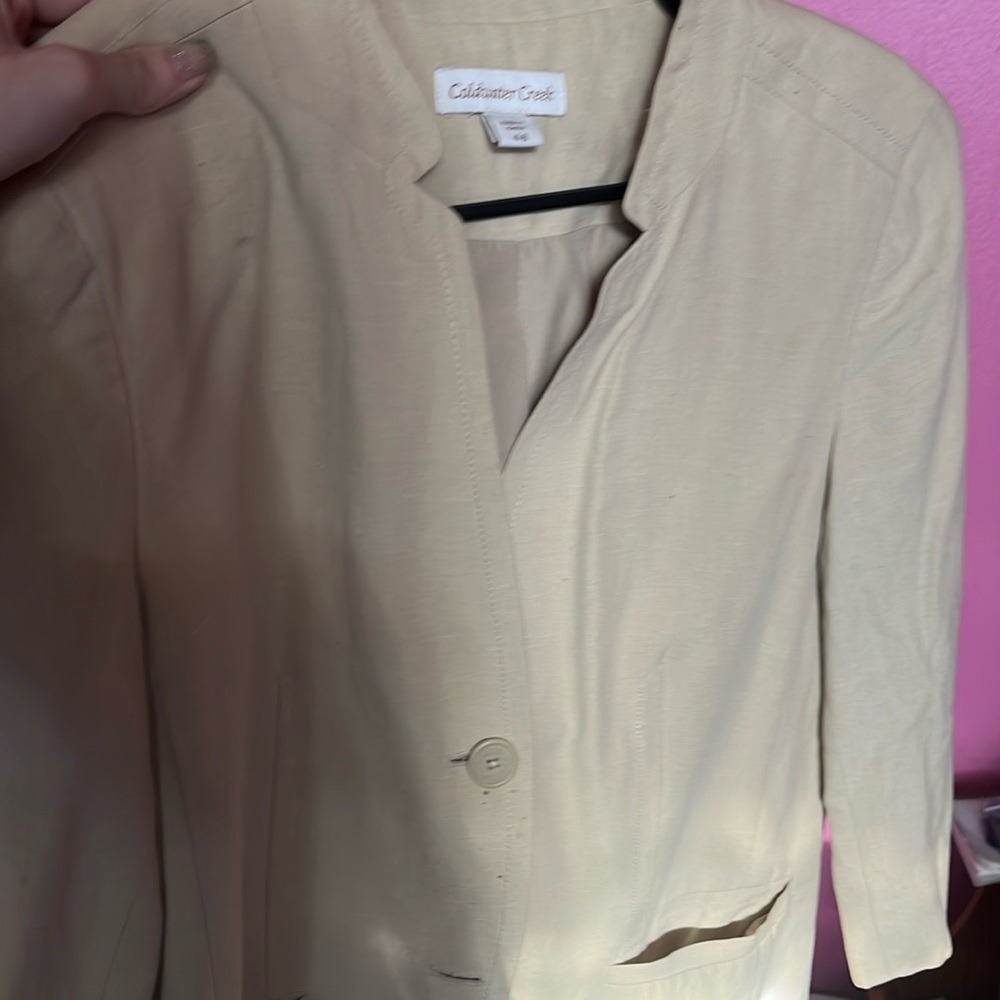 Tan blazer. Size 4-6. It’s been gently used. Perfect casual wear. Has pockets.